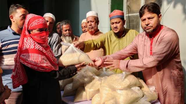 ফতুল্লায় সুবিধাবঞ্চিতদের মাঝে জামায়াতে ইসলামীর চাউল বিতরণ 