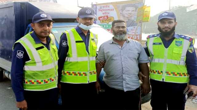 সিদ্ধিরগঞ্জে পরিবেশ দূষণকারী নিষিদ্ধ পলিথিনসহ আটক ১ 