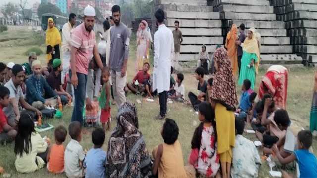 নারায়ণগঞ্জ রেলস্টেশনে পথ শিশুদের নিয়ে ইফতার