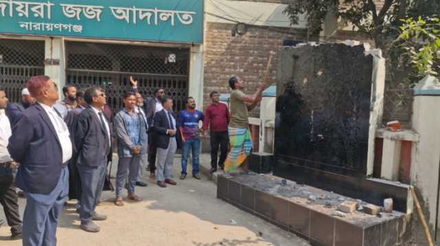 না`গঞ্জে ডিসি-এসপি অফিসের সামনে বঙ্গবন্ধুর ম্যুরাল ভাঙলেন বিএনপিপন্থী আইনজীবীরা