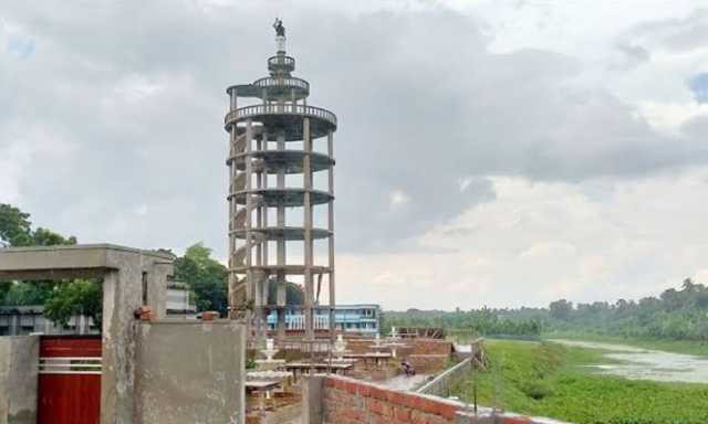 ‘স্ট্যাচু অব ফ্রিডম’ থেকে শেখ মুজিবের ম্যুরাল নামিয়ে আগুন