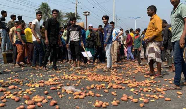 হিমাগার ভাড়া বৃদ্ধির প্রতিবাদে সড়কে আলু ফেলে কৃষকের বিক্ষোভ