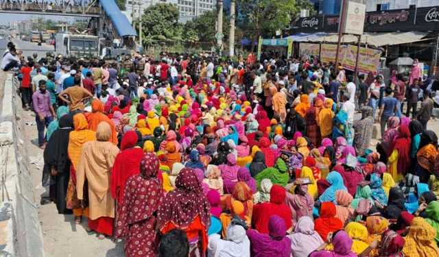 সাভারে সড়ক অবরোধ করে পোশাক শ্রমিকদের বিক্ষোভ