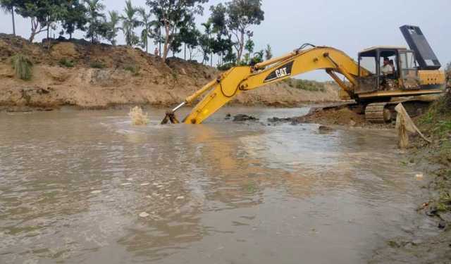 নদীতে পানি ভরে খনন, কাঙ্ক্ষিত সুফল না পাওয়ার আশঙ্কা 