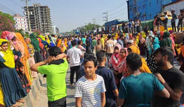 ঈদের ছুটি বৃদ্ধির দাবিতে পোশাক শ্রমিকদের সড়ক অবরোধ