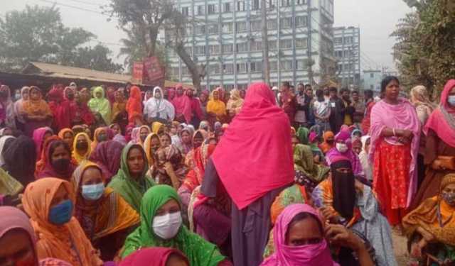 গাজীপুরে ১৬ দফা দাবিতে পোশাক শ্রমিকদের সড়ক অবরোধ