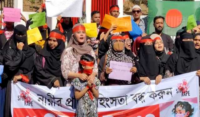 কক্সবাজারে ধর্ষকদের ৪০ দিনের মধ্যে ফাঁসির দাবিতে বিক্ষোভ