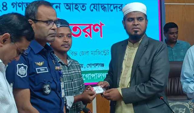 গোপালগঞ্জে জুলাই অভ্যুত্থানে আহত ১২ জনের হেলথ কার্ড প্রদান