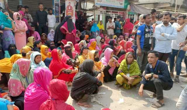 সাভারে বেতনের দাবিতে পোশাক শ্রমিকদের সড়ক অবরোধ