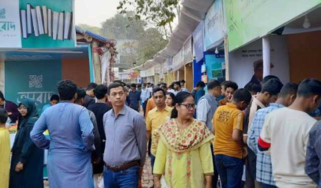 ছুটির দিনে জমজমাট চট্টগ্রাম বইমেলা, বাড়বাড়ন্ত ভিড়