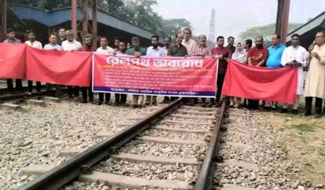 ব্রাহ্মণবাড়িয়ায় ট্রেনের যাত্রাবিরতির দাবিত রেলপথ অবরোধ