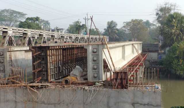 বাগেরহাটে সেতু নির্মাণে ধীরগতি, ভোগান্তি 