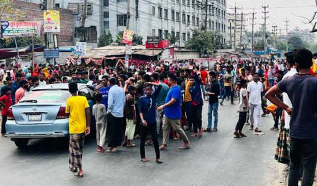 ঢাকা-ময়মনসিংহ মহাসড়ক অবরোধ শ্রমিকদের, যানচলাচল বন্ধ 