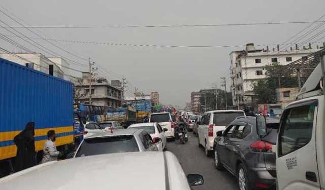 গাজীপুরে শ্রমিক ছাঁটাইয়ের প্রতিবাদে মহাসড়ক অবরোধ