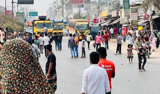 ঢাকা-ময়মনসিংহ মহাসড়কে ৩ ঘণ্টা পর যান চলাচল স্বাভাবিক