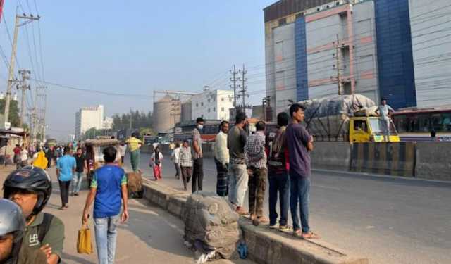 কালিয়াকৈরের সড়কে শ্রমিকদের বিক্ষোভ