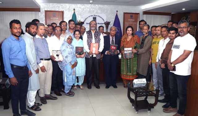 ঢাবিকে ‘জুলাই বিপ্লবের রক্তাক্ত দলিল’ গ্রন্থ উপহার