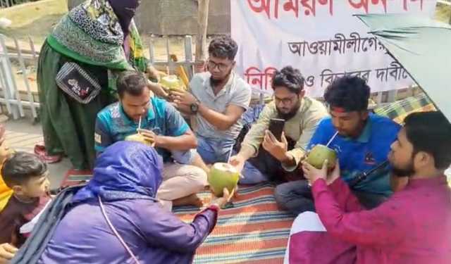 শহীদ জননীর অনুরোধে অনশন ভাঙলেন শিক্ষার্থীরা