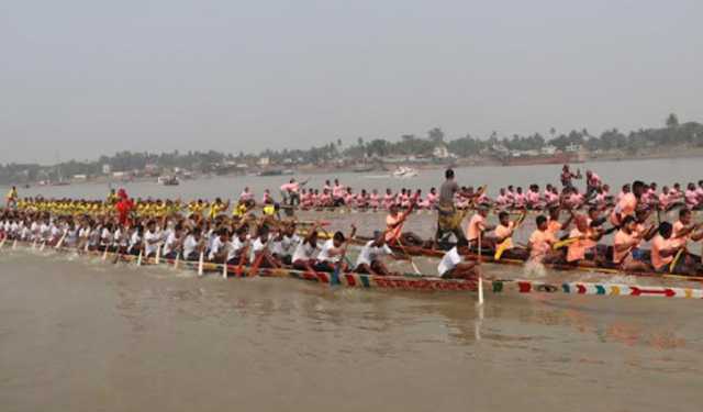 খুলনার রূপসা নদীতে নৌকা বাইচ দেখল হাজারো মানুষ