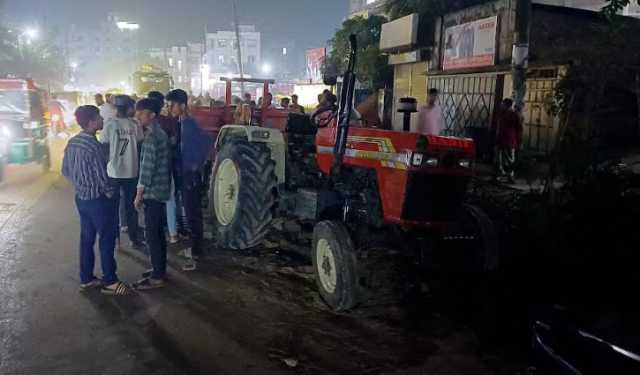 নিয়ন্ত্রণ হারিয়ে ট্রাক্টর ফুটপাতে, মেকানিক নিহত