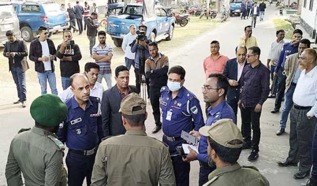 কুষ্টিয়া পাউবো অফিসে গুলি চালাল সন্ত্রাসীরা