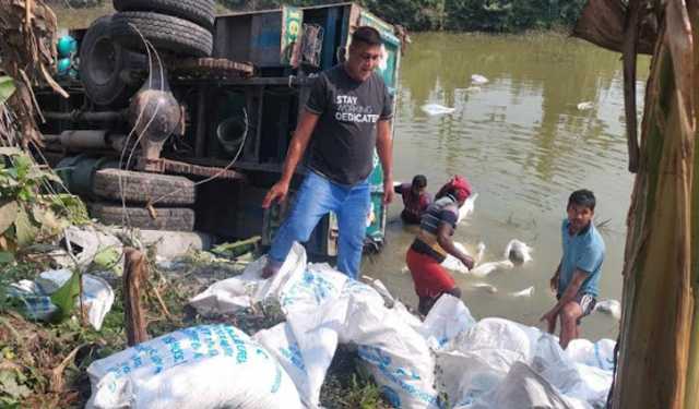 কুষ্টিয়ায় ট্রাক উল্টে সার খালে  