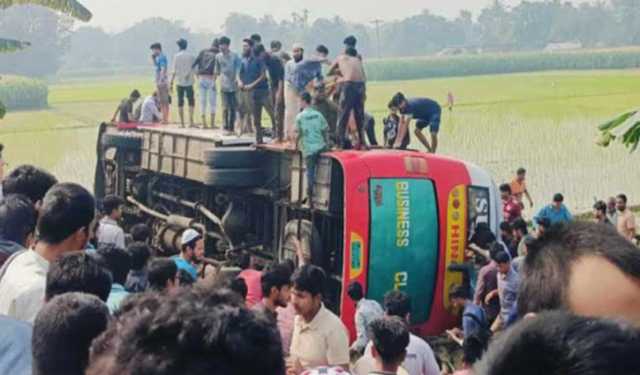 ইবির বাস উল্টে আহত ২৫ শিক্ষার্থী