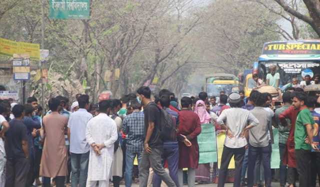 ধর্ষকের বিচার দাবিতে ইবি শিক্ষার্থীদের মহাসড়ক অবরোধ