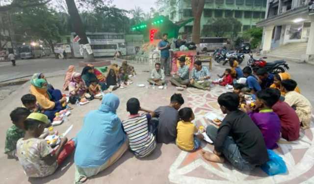 পথশিশু ও গৃহহীনদের নিয়ে জবি হিউম্যান রাইটসের ইফতার