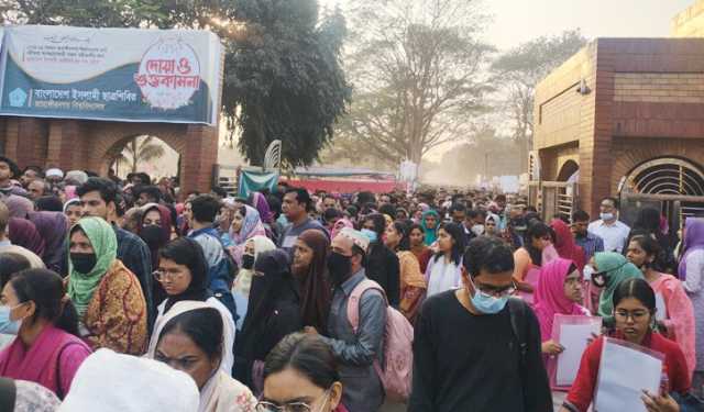 জাবিতে অল্প রিকশা ও অধিক ভাড়া আদায়ের অভিযোগ ভর্তিচ্ছুদের