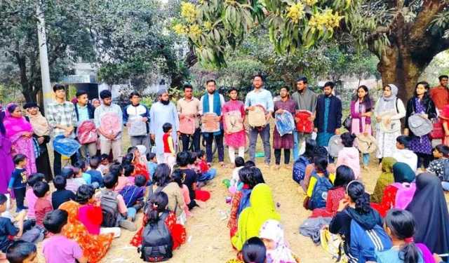 জাবিতে স্কুল শিক্ষার্থীদের শিক্ষা-সামগ্রী দিল শিবির