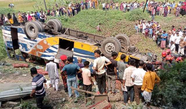 মাদারীপুরে পিকআপকে ধাক্কা দিয়ে যাত্রীবাহী বাস খাদে, নিহত ১