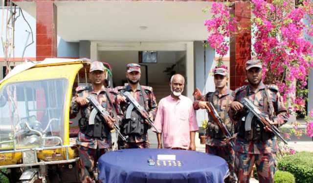 সাতক্ষীরায় ২ কোটি ৩৫ লাখ টাকার স্বর্ণের বার জব্দ 