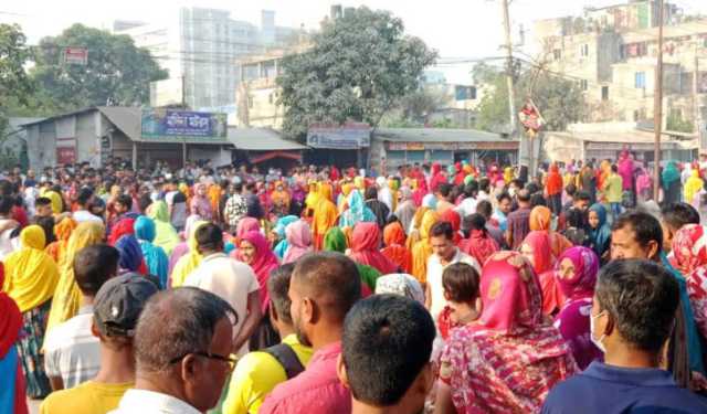 কারখানা বন্ধের ঘোষণায় সাভারের সড়কে শ্রমিকদের বিক্ষোভ