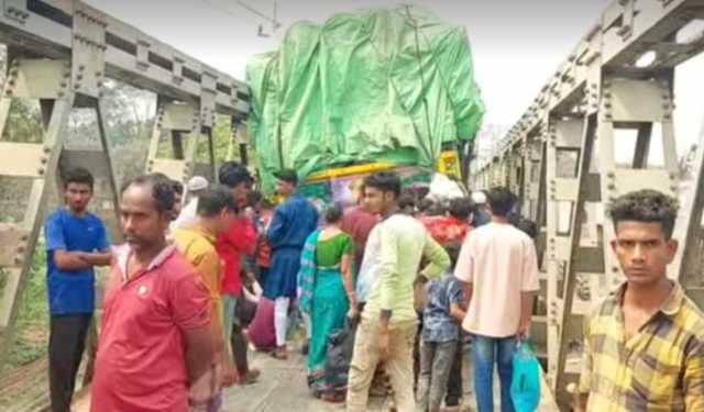 বেইলি সেতুর পাটাতন ভেঙে সুনামগঞ্জ-দিরাই সড়কে যান চলাচল বন্ধ