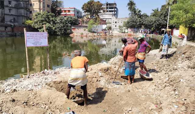 রাজশাহীতে ভরাট শুরু হওয়া পুকুর ফেরানো হচ্ছে আগের অবস্থায়