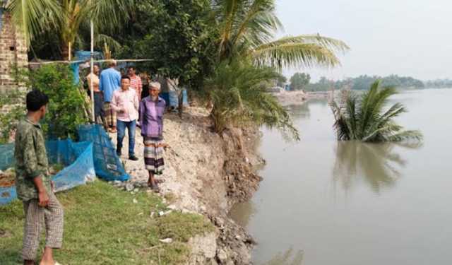 সাতক্ষীরার মরিচ্চাপ নদীতে ভাঙন, আতঙ্কে ৮০০ পরিবার