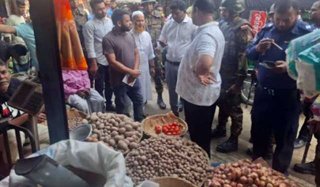 টাঙ্গাইলে ভোজ্যতেলের দাম নিয়ন্ত্রণে যৌথবাহিনীর অভিযান