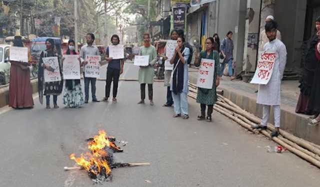 টাঙ্গাইলে স্বরাষ্ট্র উপদেষ্টার কুশপুত্তলিকা দাহ