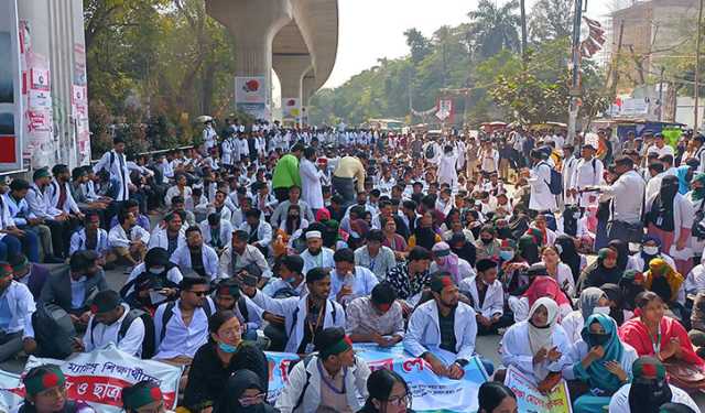 ৪ দাবিতে শাহবাগে ম্যাটস শিক্ষার্থীদের অবস্থান