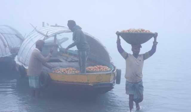 ঢাকায় গুঁড়ি গুঁড়ি বৃষ্টির মতো কুয়াশা 