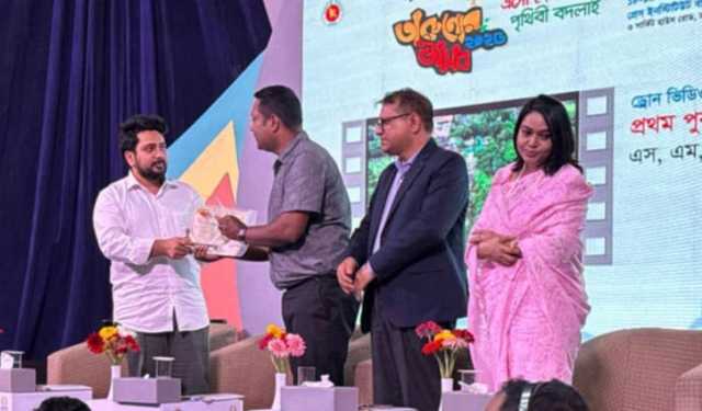 ‘চিত্রলেখায় জুলাই অভ্যুত্থান’ পুরস্কার পেলেন রাইজিংবিডির মোস্তাফিজুর