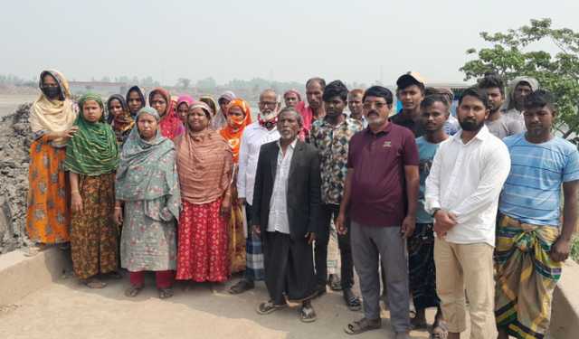 কালভার্টে দেওয়া বাঁধ খুলে দিতে এলাকাবাসীর বিক্ষোভ 