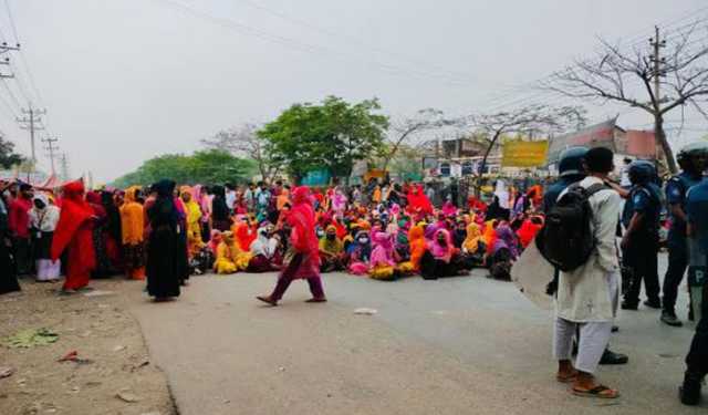 ঈদের ছুটি বাড়ানোর দাবিতে গাজীপুরে শ্রমিকদের বিক্ষোভ 