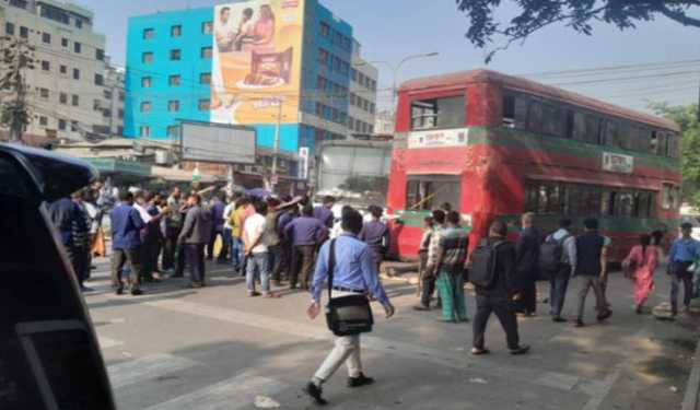 ঢাকার বিভিন্ন সড়কে অটোরিকশাচালকদের বিক্ষোভ