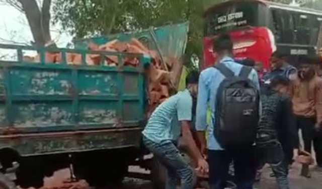 গোপালগঞ্জে বাস-ট্রলির মুখোমুখি সংঘর্ষে নিহত ১