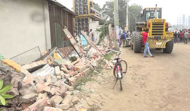 গোপালগঞ্জে স্কুলের দেয়াল উচ্ছেদের প্রতিবাদে ৪ ঘণ্টাব্যাপী সড়ক অবর