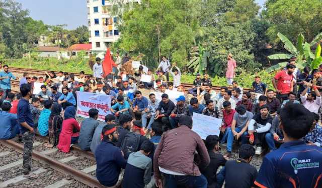 গাজীপুরে বিশ্ববিদ্যালয়ের নাম পরিবর্তনের দাবিতে রেললাইন অবরোধ