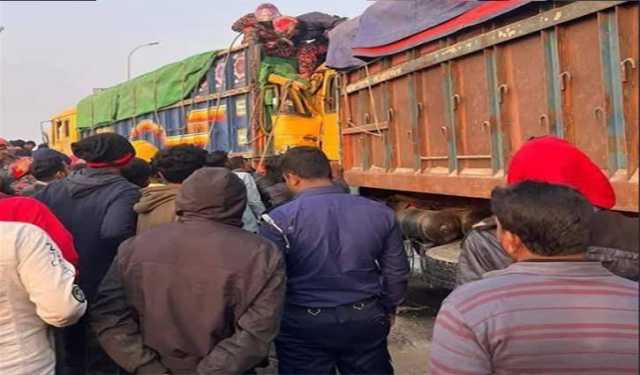 লালন শাহ সেতুতে দাঁড়িয়ে থাকা ট্রাকে আরেক ট্রা‌কের ধাক্কা, নিহত