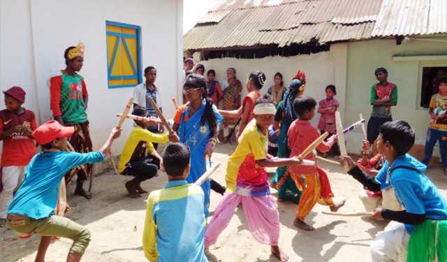 হোলি উৎসবে রঙ ও লাঠি নাচে মেতেছেন চা শ্রমিকরা